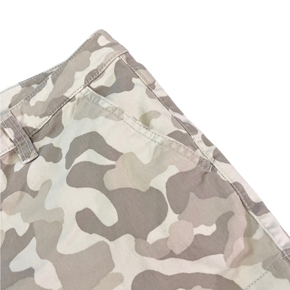 Victoria’s Secret Camo Shorts | Women's 8 - Picture 4 of 8